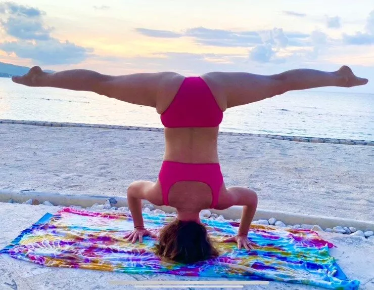 d460da73ac1fd86d20c9e4573b03a377.Lynn-Jamaica-headstand-split